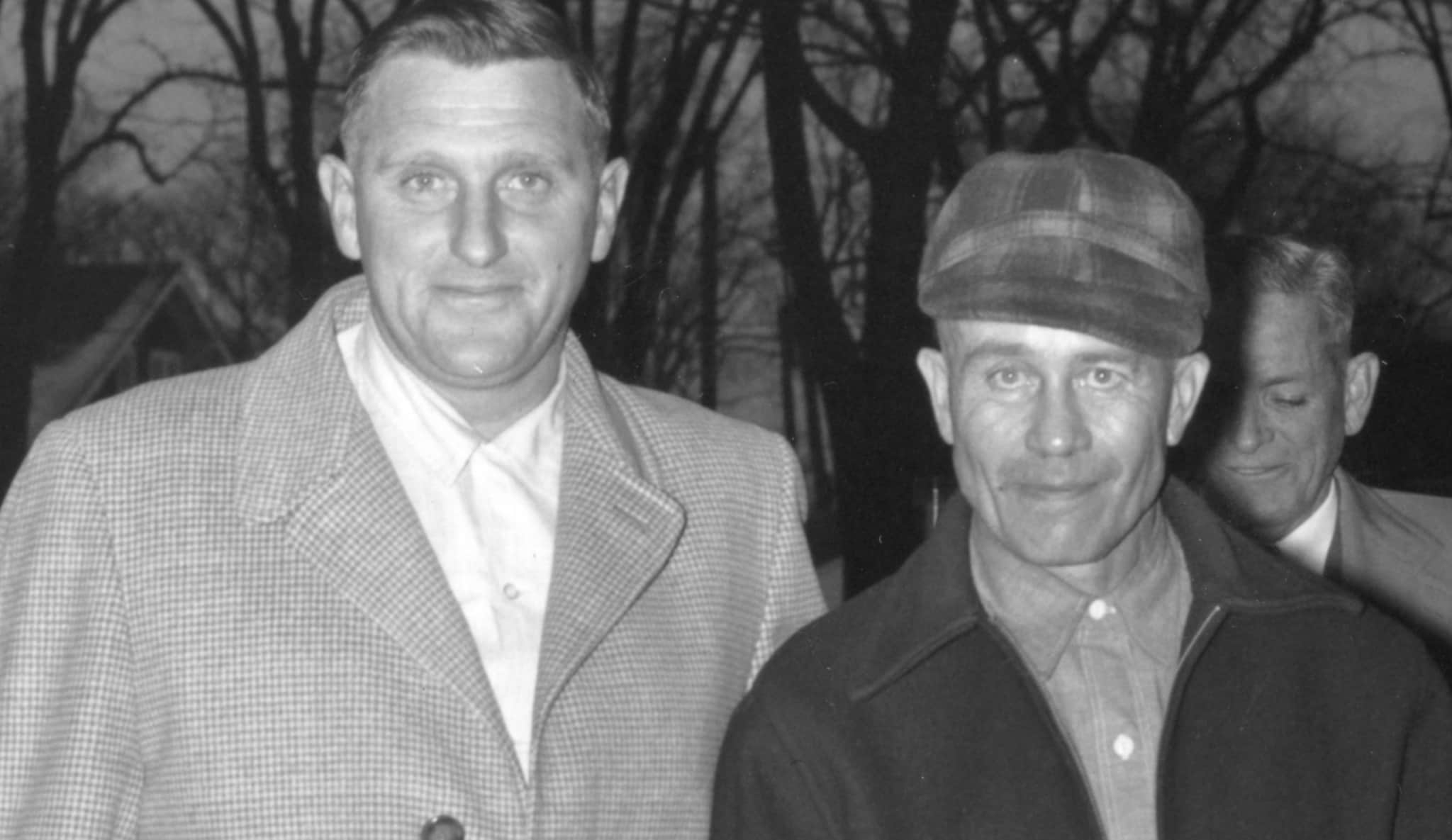 Ed Gein (a destra) vicino al suo avvocato William Belter.