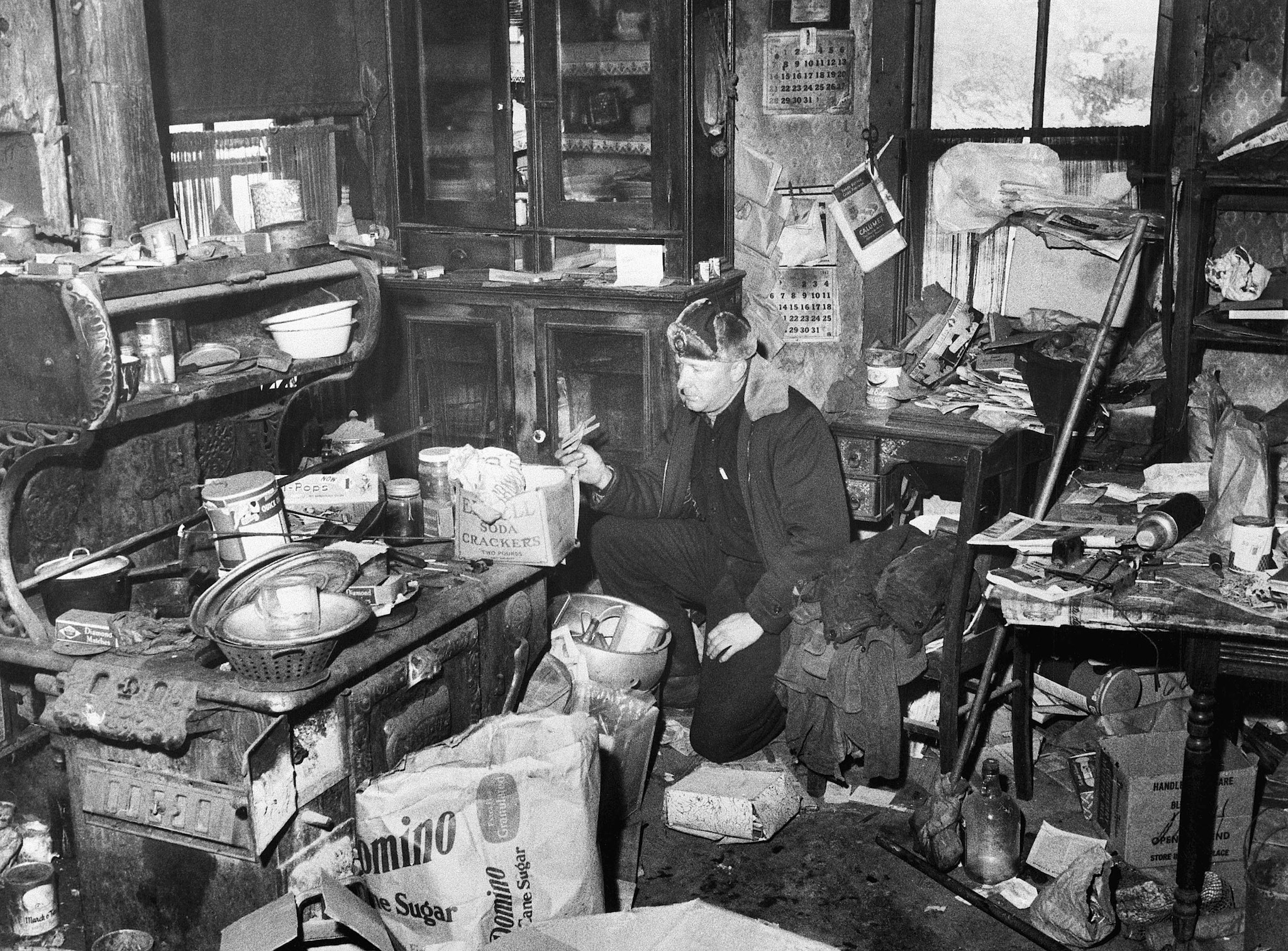 Un agente di polizia nella cucina della fattoria di Gein.
