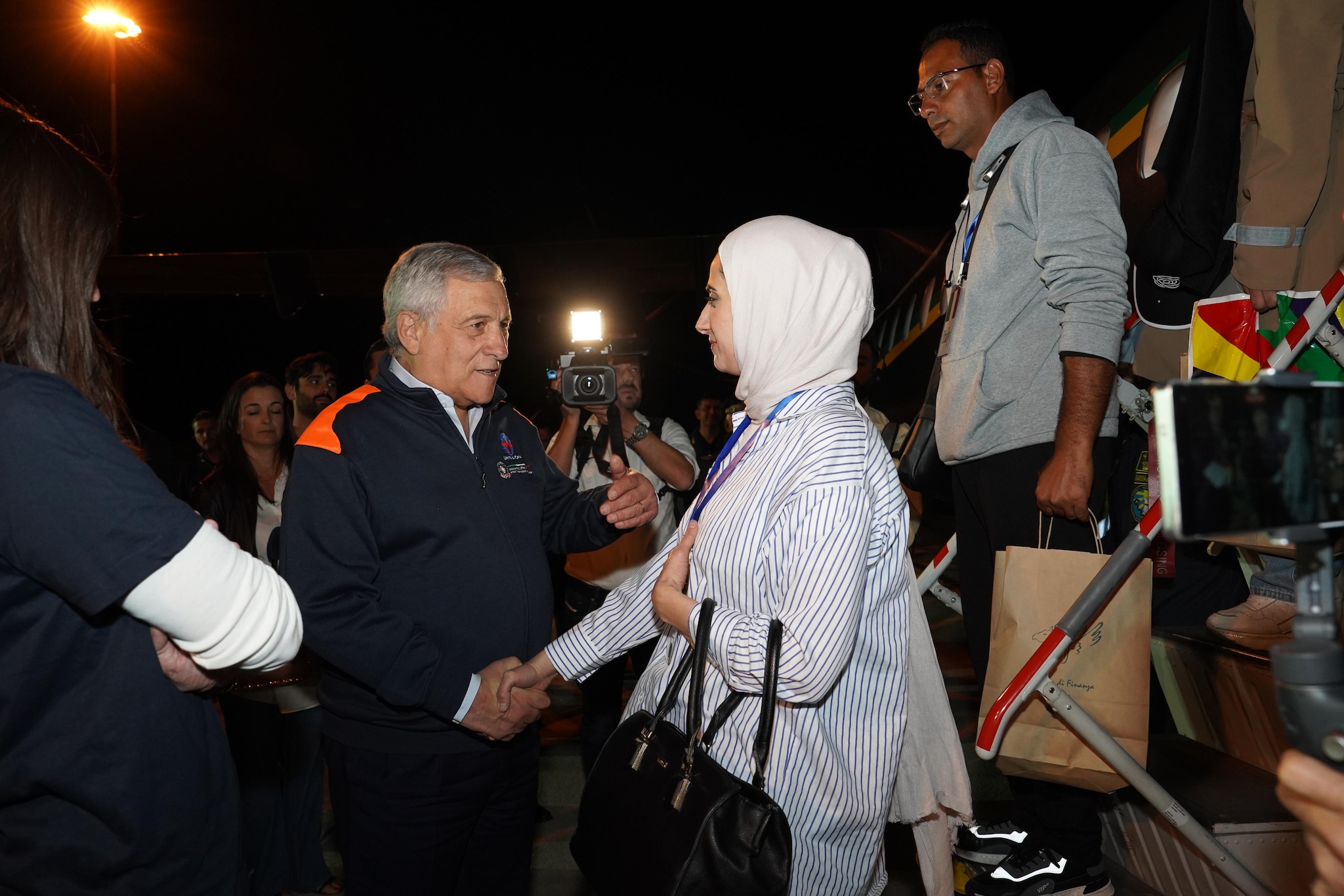 Vedendo le immagini di Tajani che accoglie i primi profughi palestinesi M. A. chiede al ministro di avere la stessa compassione nei suoi confronti