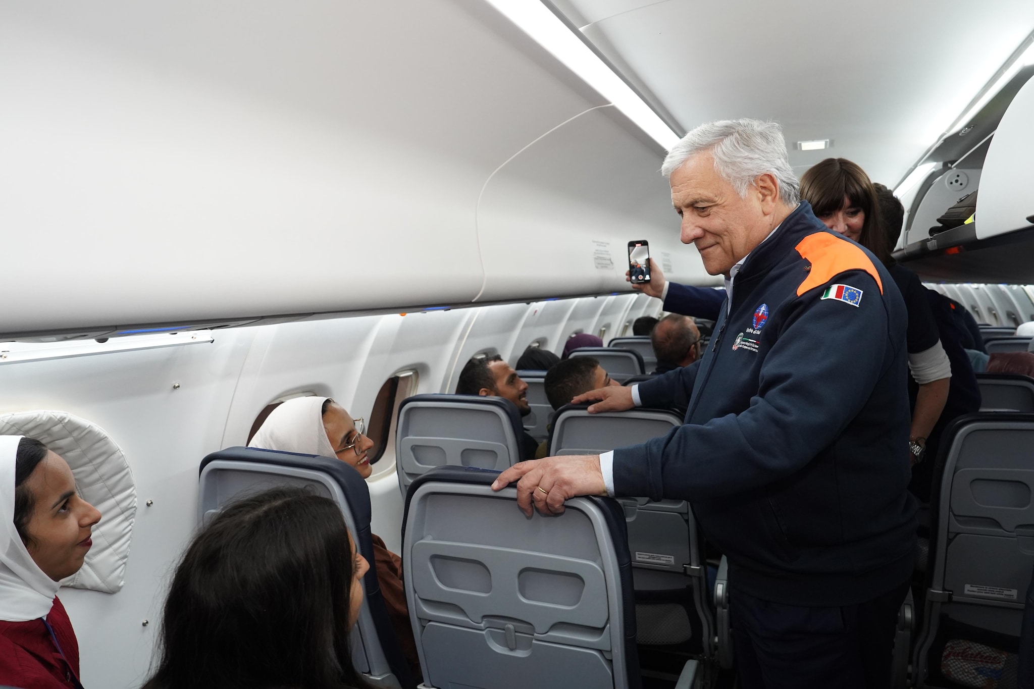 Il primo volo che ha portato studenti e ricercatori palestinesi in Italia. Ad accoglierli c’era il ministro Antonio Tajani