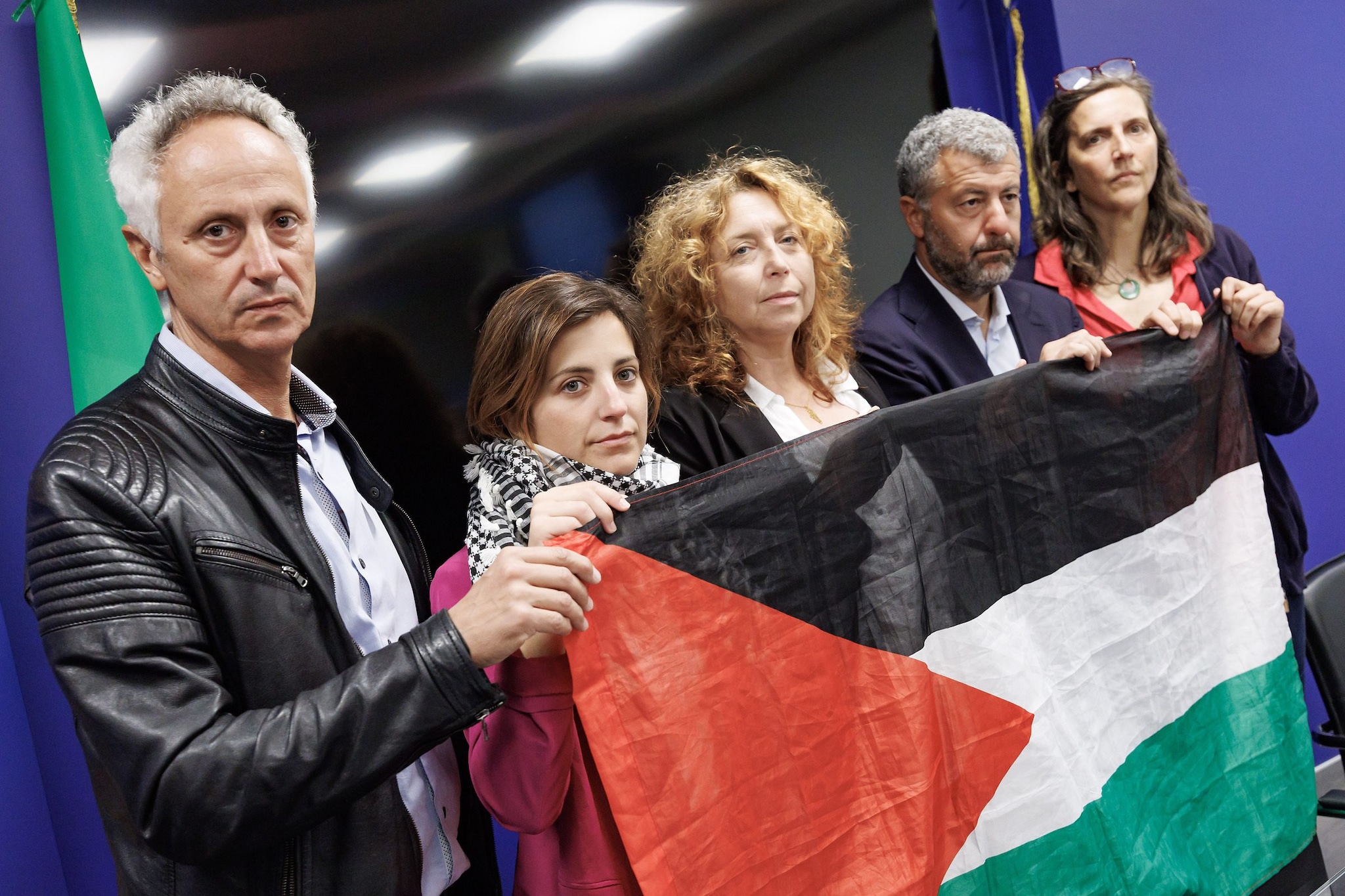 Global Sumud Flotilla, governo non ha pagato per i voli di ritorno degli italiani fermati in Israele