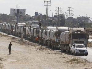 Gaza, Israele riapre valico di Rafah ma avverte: “Se Hamas non si disarma, si scatenerà l&#8217;inferno&#8221;.  Si cercano corpi degli ostaggi: ultime notizie
