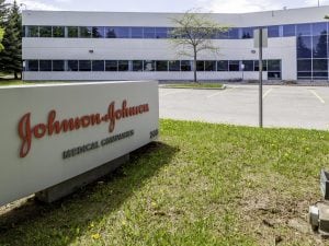 Migliaia di inglesi denunciano Johnson &#038; Johnson per il talco &#8220;a rischio cancro&#8221;: &#8220;Sapevano ma hanno taciuto&#8221;