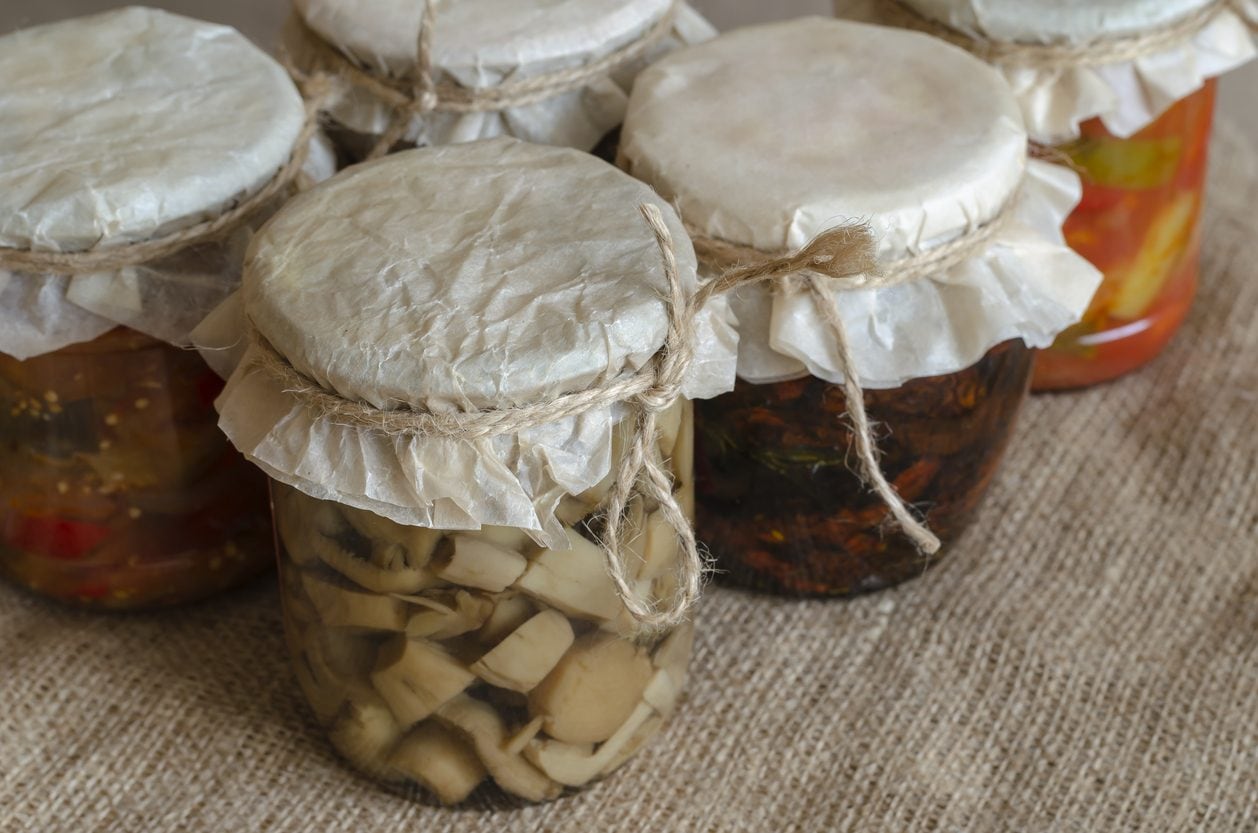 Botulino nelle melanzane sott'olio, intossicata famiglia in Friuli: al pronto soccorso con vista annebbiata