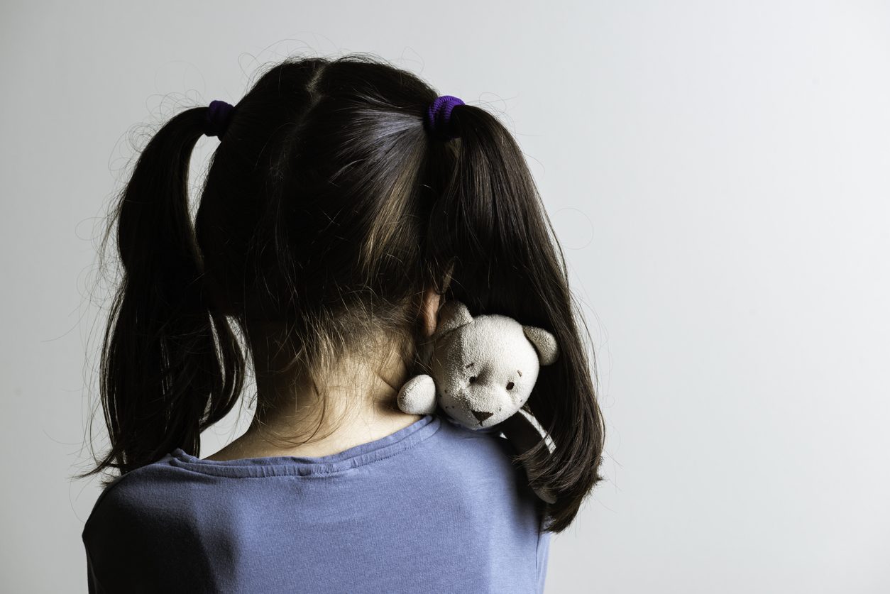 Abusi sessuali sui figli, arrestata coppia a Palermo: la bimba chiama il Telefono Azzurro