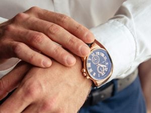 Capocantiere perde il Rolex nel cemento e chiede risarcimento, il giudice dice no: “Non doveva indossarlo”