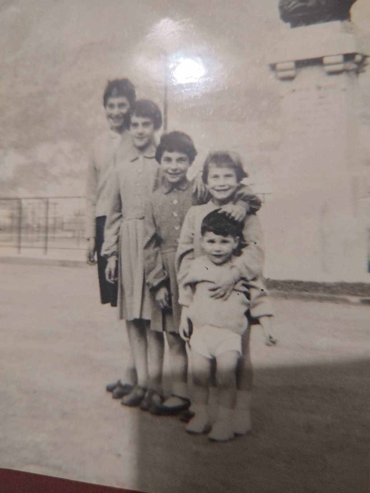 Micaela (la terza) insieme a suo fratello e alle sue sorelle.