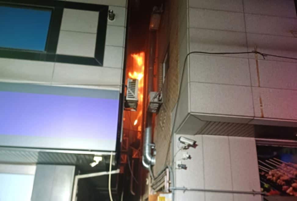 Uccide blatta con accendino e insetticida ma incendia tutto il palazzo, un morto in Corea: "Fatto sempre così"