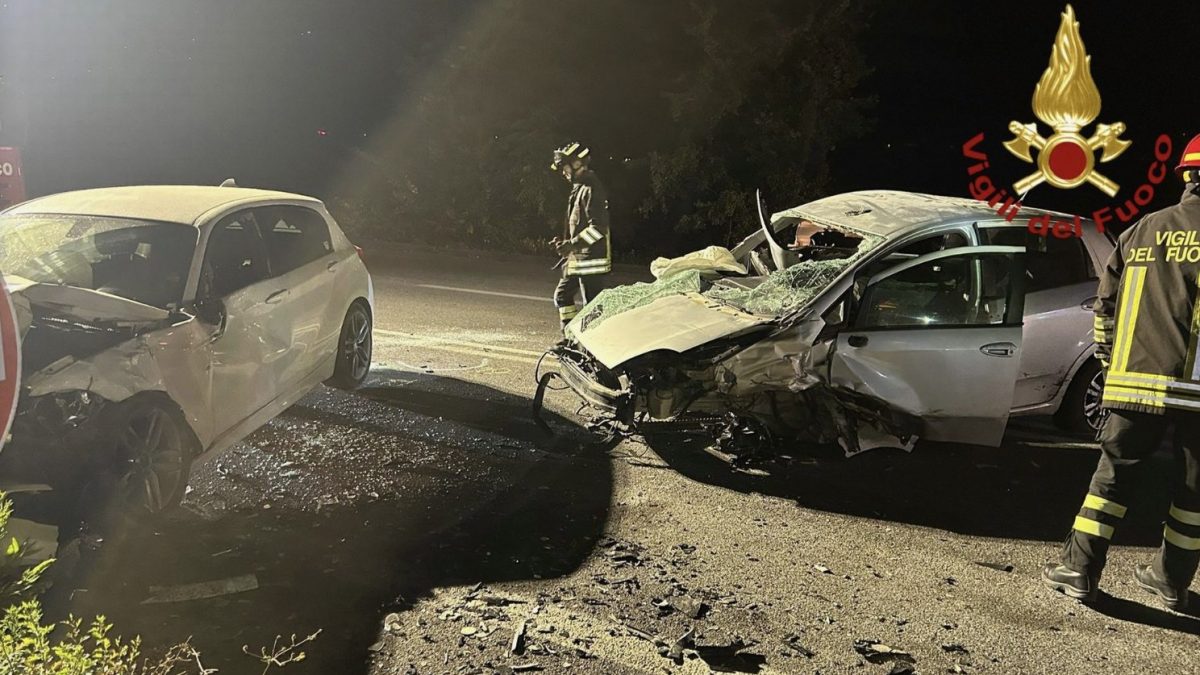 Le auto sul luogo dell’incidente.