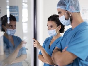 Sanità, il governo promette assunzioni ma medici e infermieri non vogliono lavorare nel pubblico