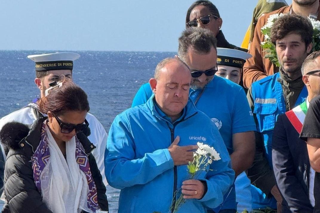 Fiori bianchi per le vittime di Lampedusa