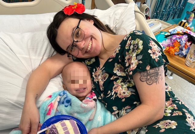 Lilah con sua madre nel letto d’ospedale