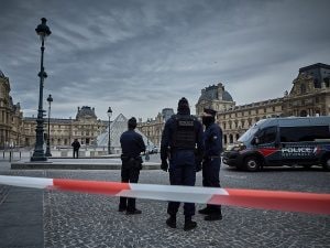 louvre-polizia-300x225.jpg