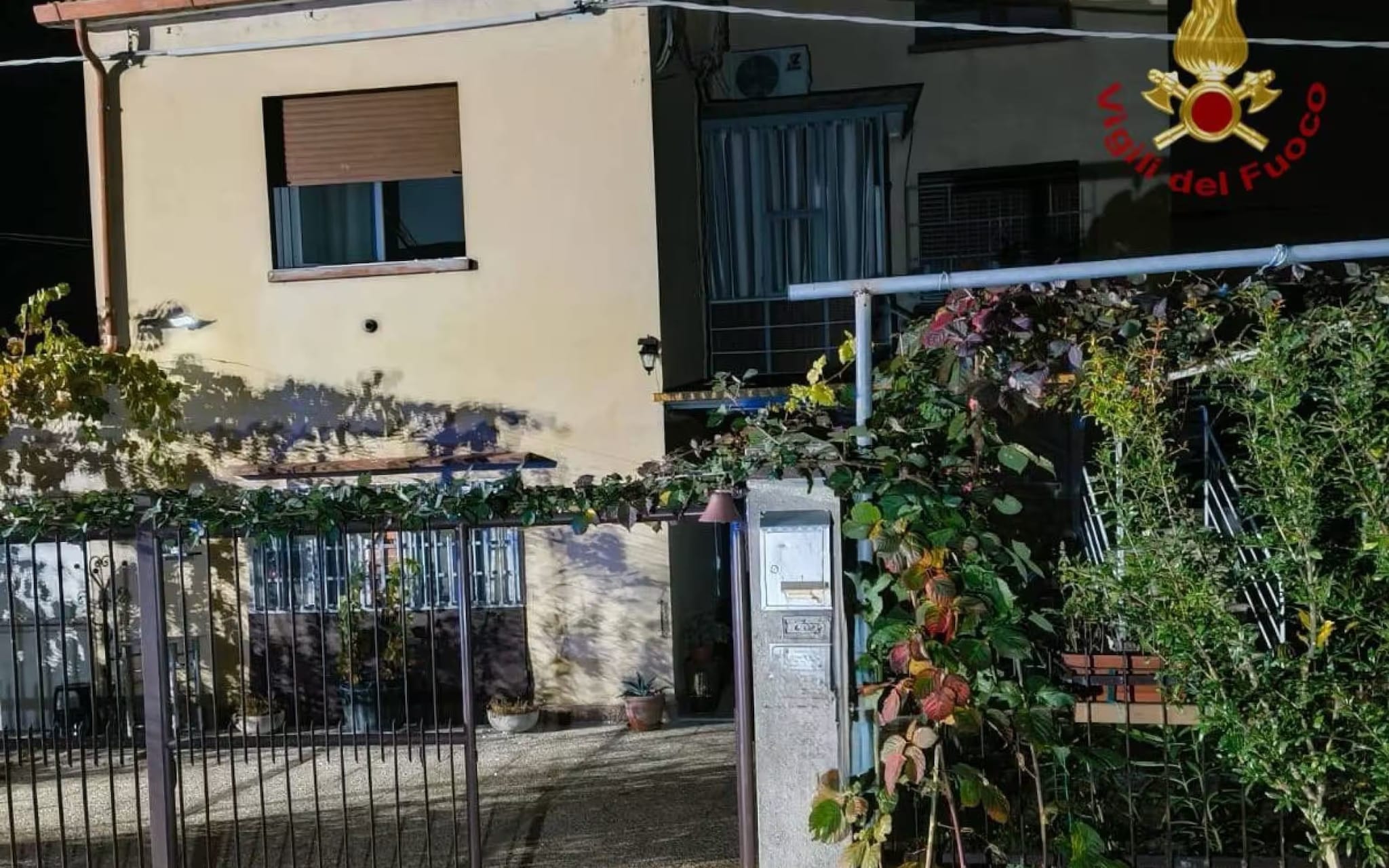 La casa dove è stata trovata morta la famiglia (foto Vigili del Fuoco).