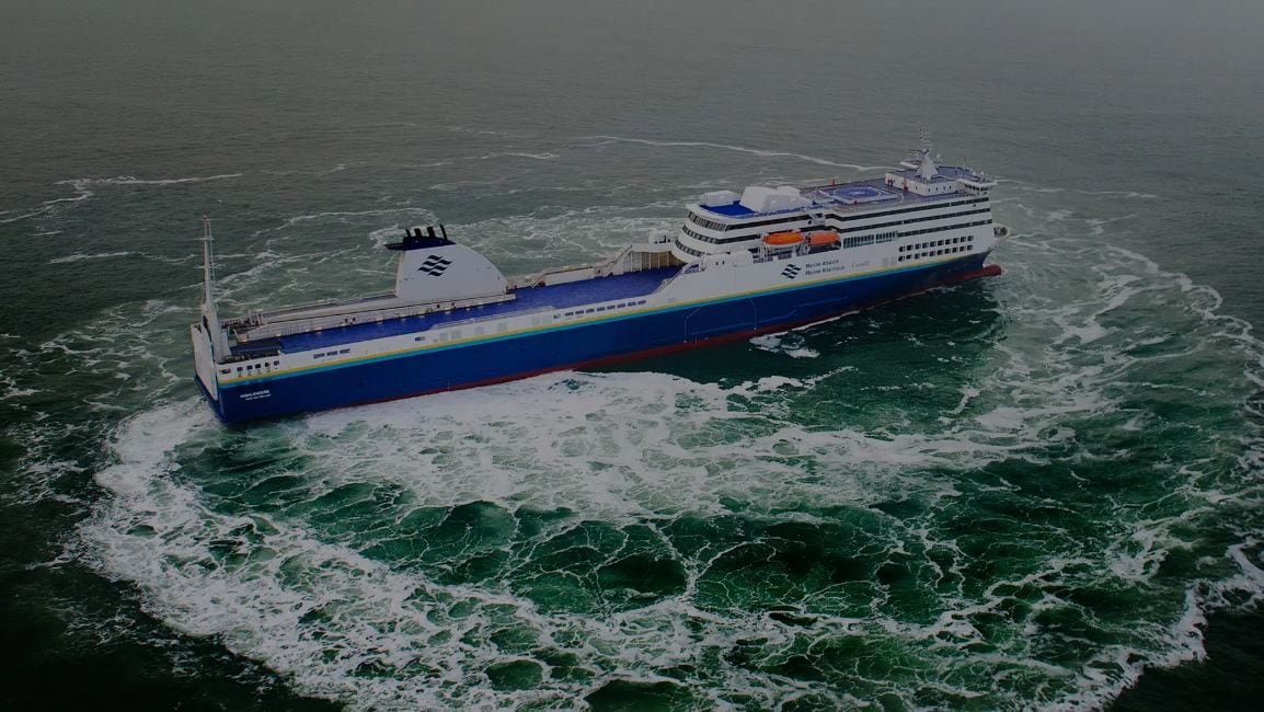 Migranti scoperti su nave cargo si gettano in mare a Livorno: uno muore risucchiato dall'elica, l’altro disperso