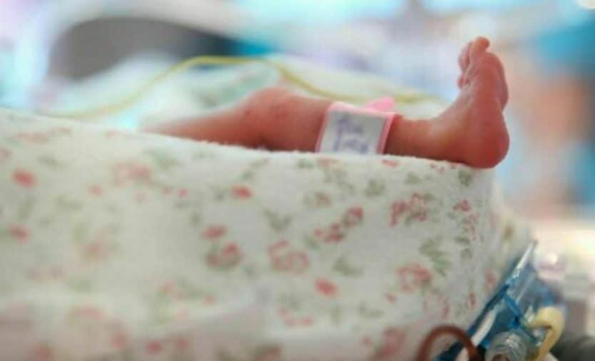 La neonata partorita nel wc a Cirié è in condizioni gravi, la madre: “Non sapevo di essere incinta”