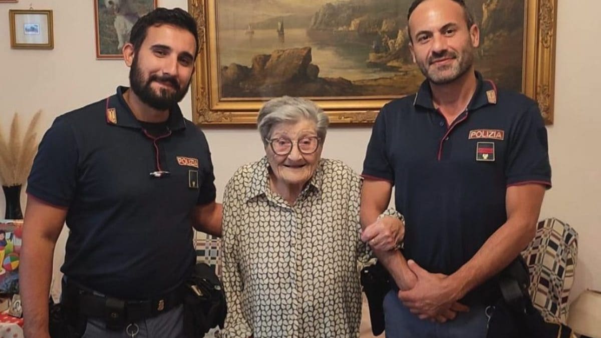 Nonna Amelia con i poliziotti in casa sua