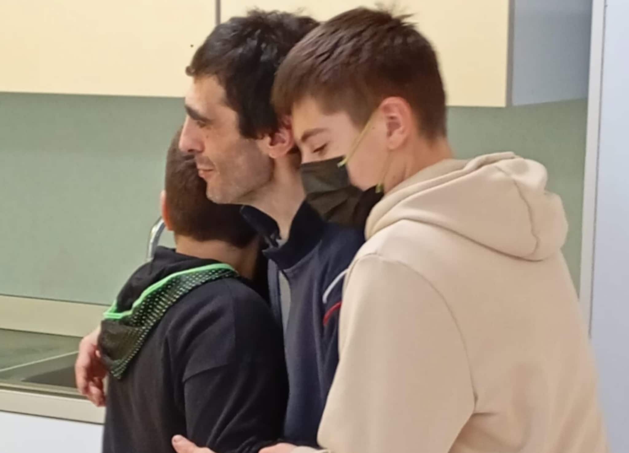 Paolo Piccoli insieme ai suoi due figli.