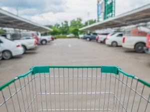 Investito nel parcheggio del supermercato, 14enne incastrato con una gamba sotto la vettura: è grave