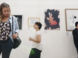 persone-che-partecipano-ad-una-mostra-d-arte-300x225.jpg