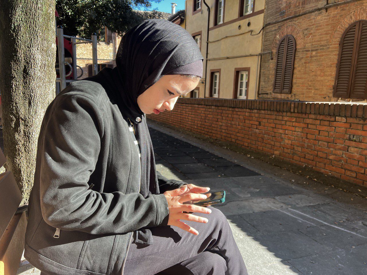 Sanaa, studentessa fuggita in Italia: “Sono al sicuro, ma il mio cuore e la mia testa sono ancora a Gaza”