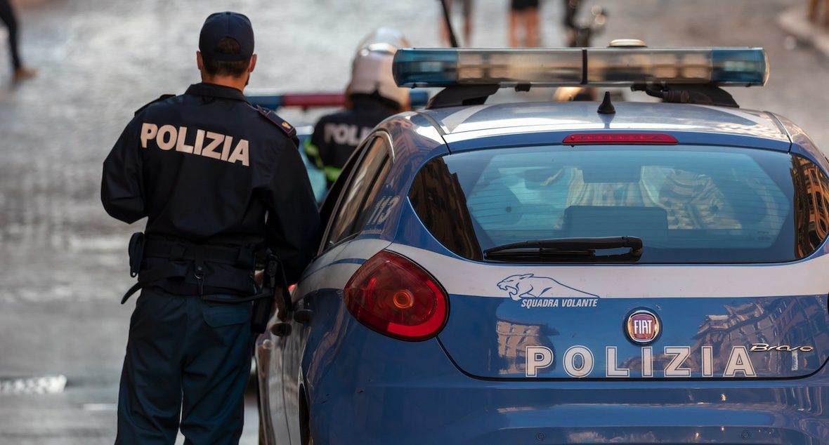 Diffondono spari e frasi in arabo da una cassa bluetooth al centro commerciale: denunciati tre minorenni a Bari