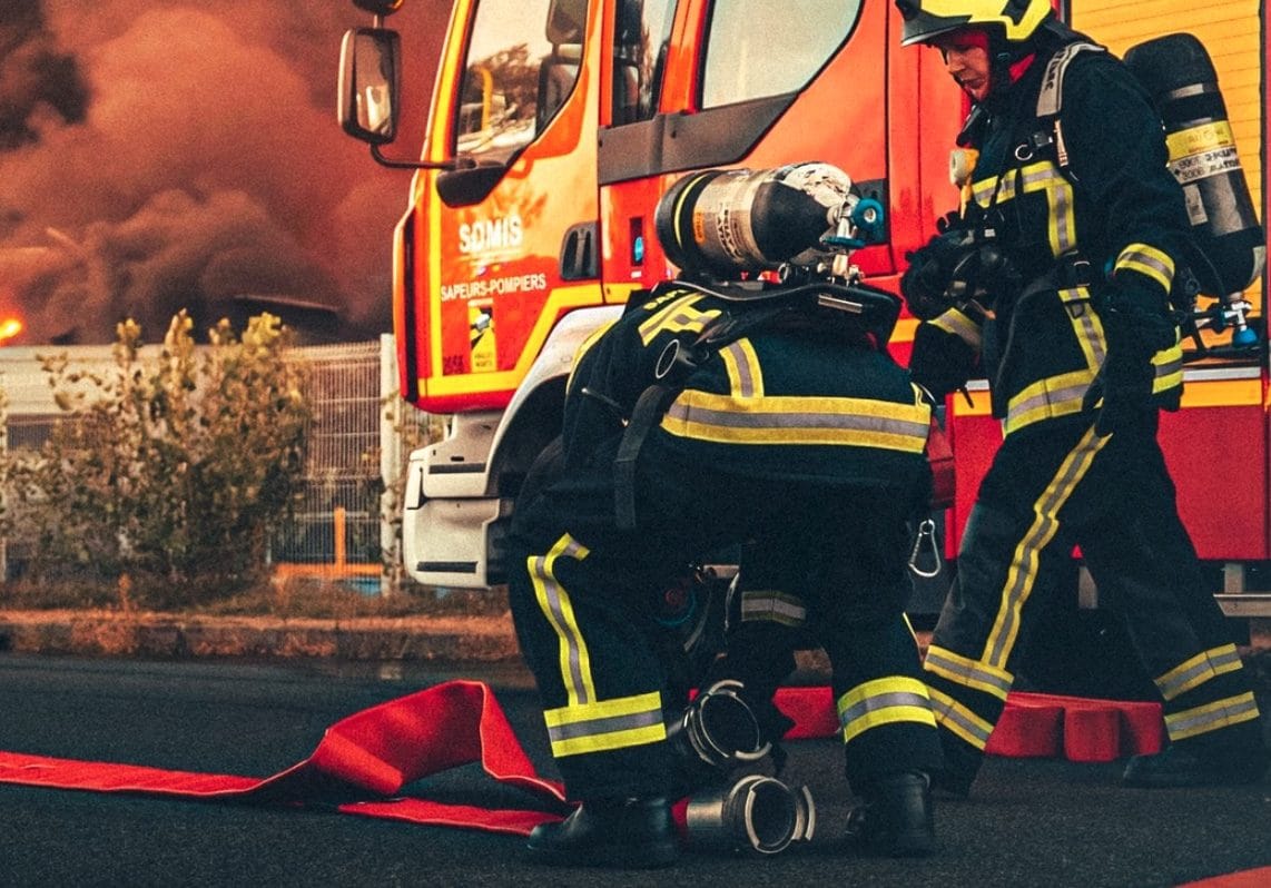 Incendio improvviso nel palazzo di 10 piani a Lione, 4 morti e 12 feriti: “Cantina trasformata in appartamento"