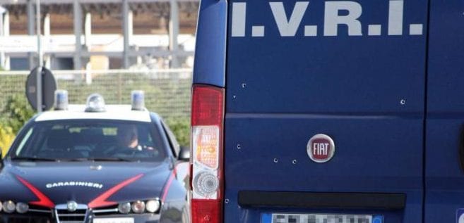 Assalto a portavalori sulla A14 con esplosivo e armi semiautomatiche: bloccati i due rapinatori