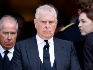 Buckingham Palace: il principe Andrea rinuncia ai titoli reali dopo un confronto con Re Carlo