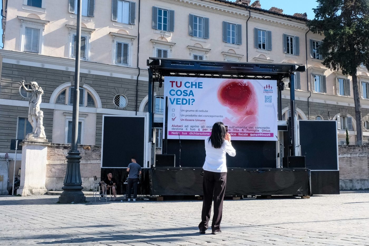 Via il divieto di pubblicità sessiste, il vero scopo di Fdi è diffondere i manifesti Pro vita e anti-aborto