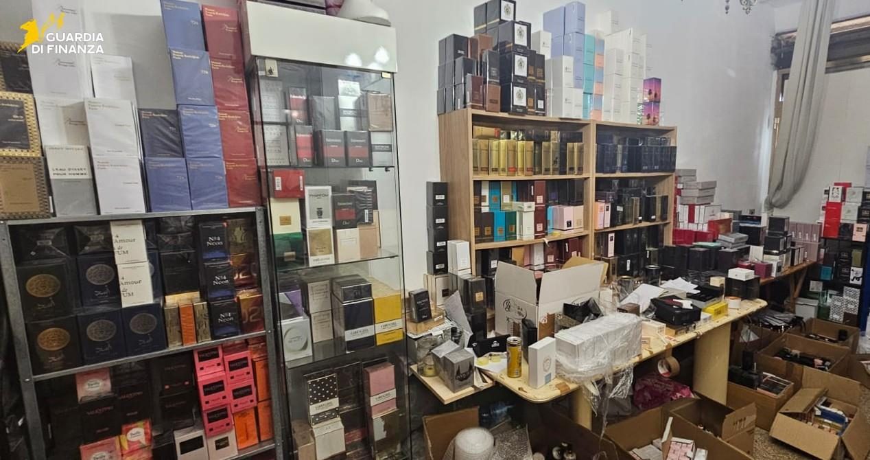 Centinaia di Profumi Gucci, Chanel e Dior venduti online ma erano tutti falsi: sequestri per oltre 100mila euro