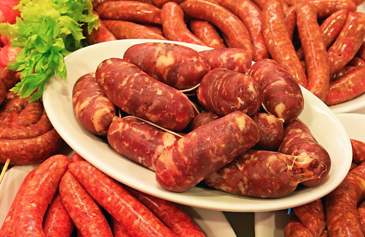 Salsiccia toscana ritirata dai supermercati Carrefour: i motivi del richiamo e il lotto interessato