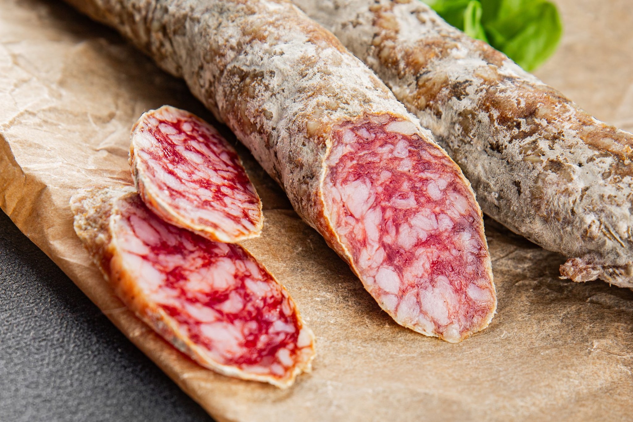 Richiamo per rischio Salmonella: salsiccia stagionata ritirata dal mercato, l'allerta del Ministero