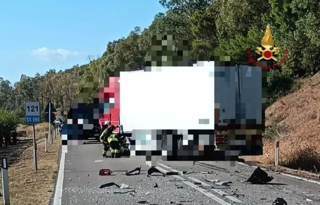Si schiantano con l'auto contro un camion: 4 morti e 5 feriti a ...