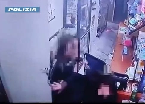 Calci, pugni e schiaffi alla moglie malata, la donna è grave in ospedale: il video che incastra il marito