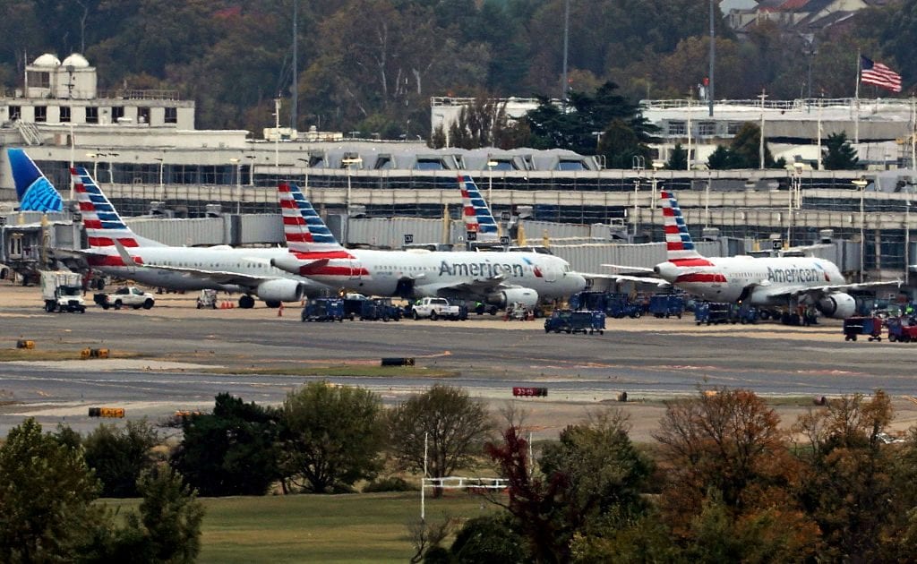 Shutdown negli Usa, caos negli aeroporti: stop ai voli al Jfk di New York, ritardi a Orlando e Boston