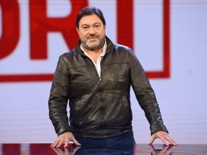 Bomba esplode e distrugge l&#8217;auto di Sigfrido Ranucci, giornalista Rai e conduttore di Report: &#8220;Ordigno poteva uccidere&#8221;