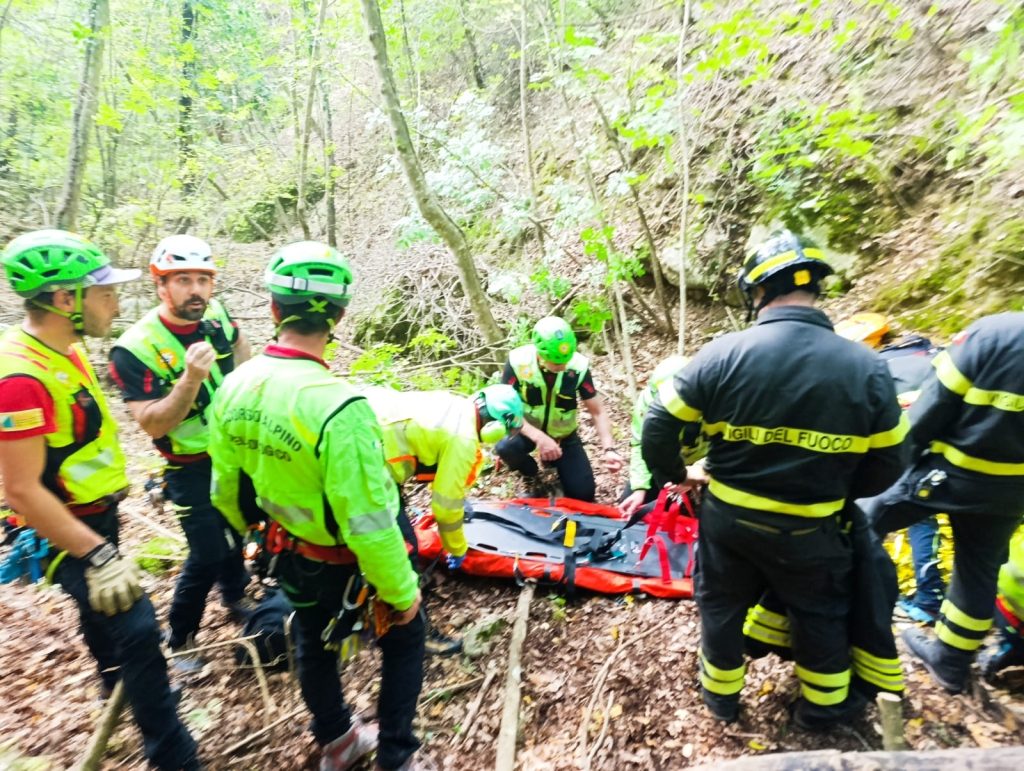 Esce di casa e scompare, giovane ritrovato in una scarpata dopo 36 ore: “Ferito ma vivo”, giallo a Popoli Terme