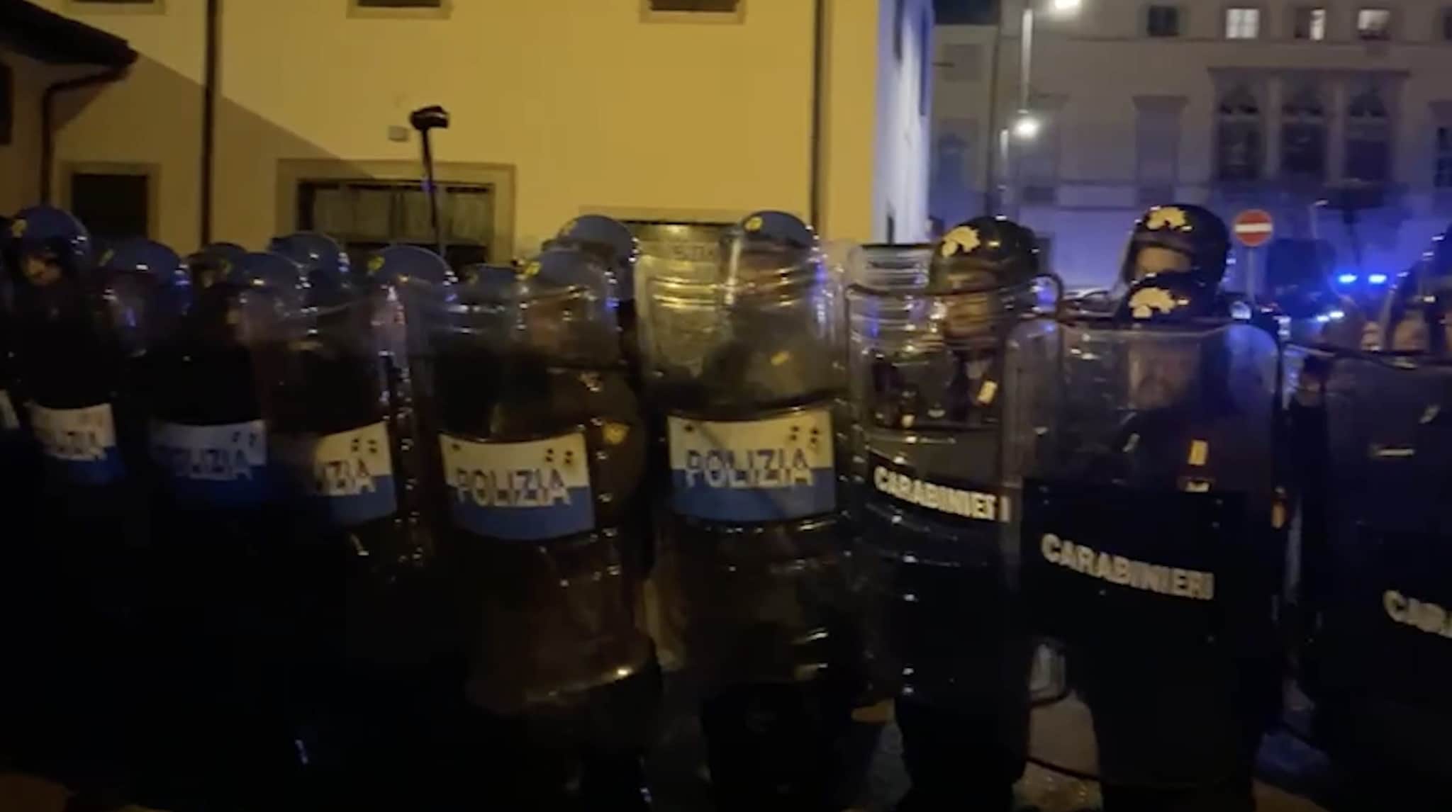 Scontri a Udine al corteo Pro Pal per Italia-Israele: usati idranti e lacrimogeni, feriti due giornalisti