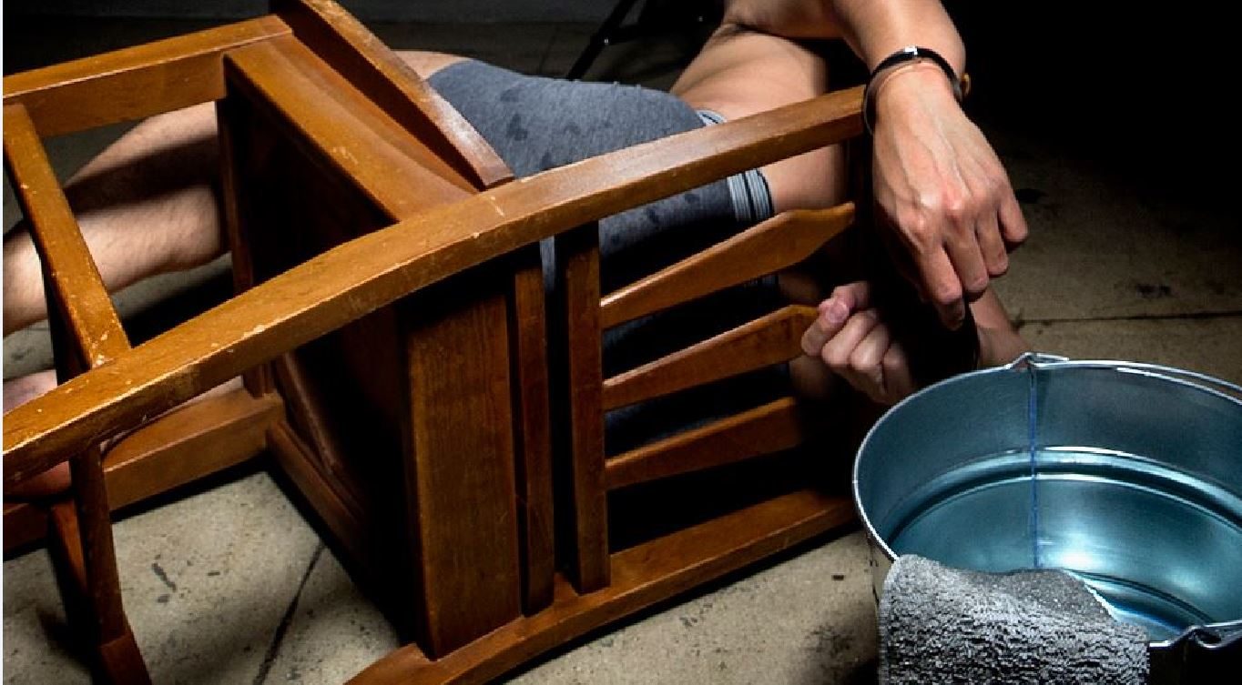 Ragazzo sequestrato e torturato con l'olio bollente, 7 arresti a Fermo: "Volevano esibirlo come monito"