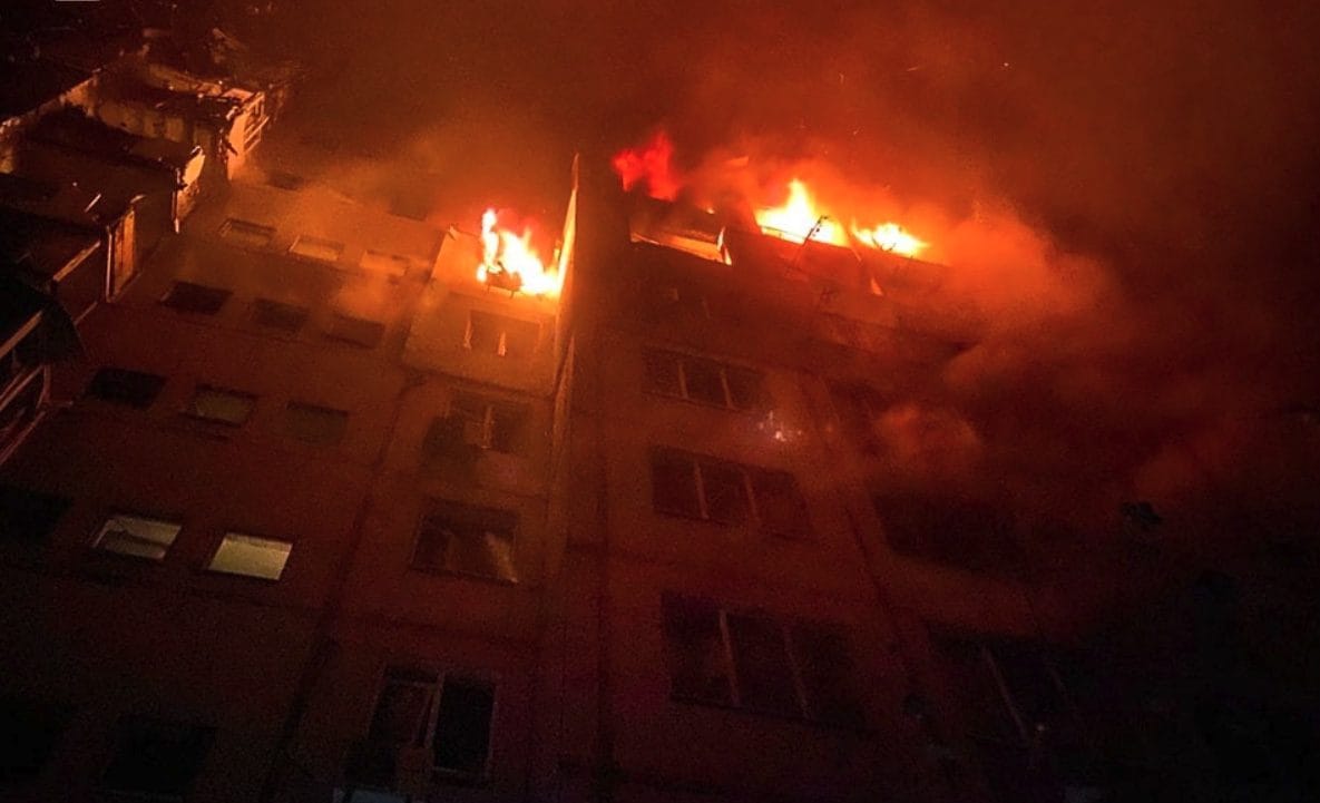 Ucraina, massiccio attacco russo su Kiev: morti e feriti. Mosca testa missile nucleare: "Pace non sarà a breve"