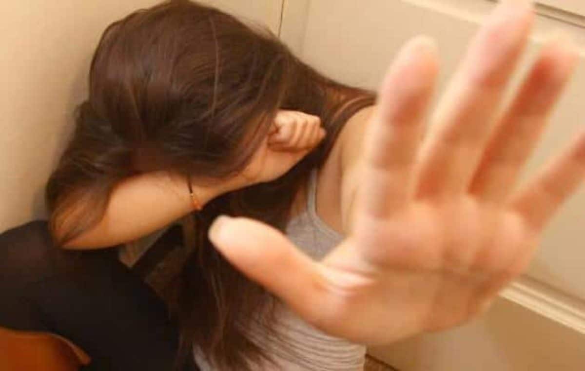 Alba, 20enne trovata in strada sconvolta e con i pantaloni abbassati: "Violentata da uomo conosciuto al bar"