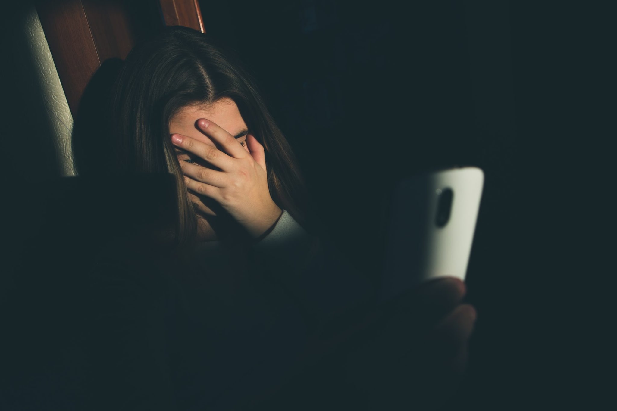 Violentano una 12enne e diffondono il video su Whatsapp, un papà denuncia: "Inviato anche a mia figlia"