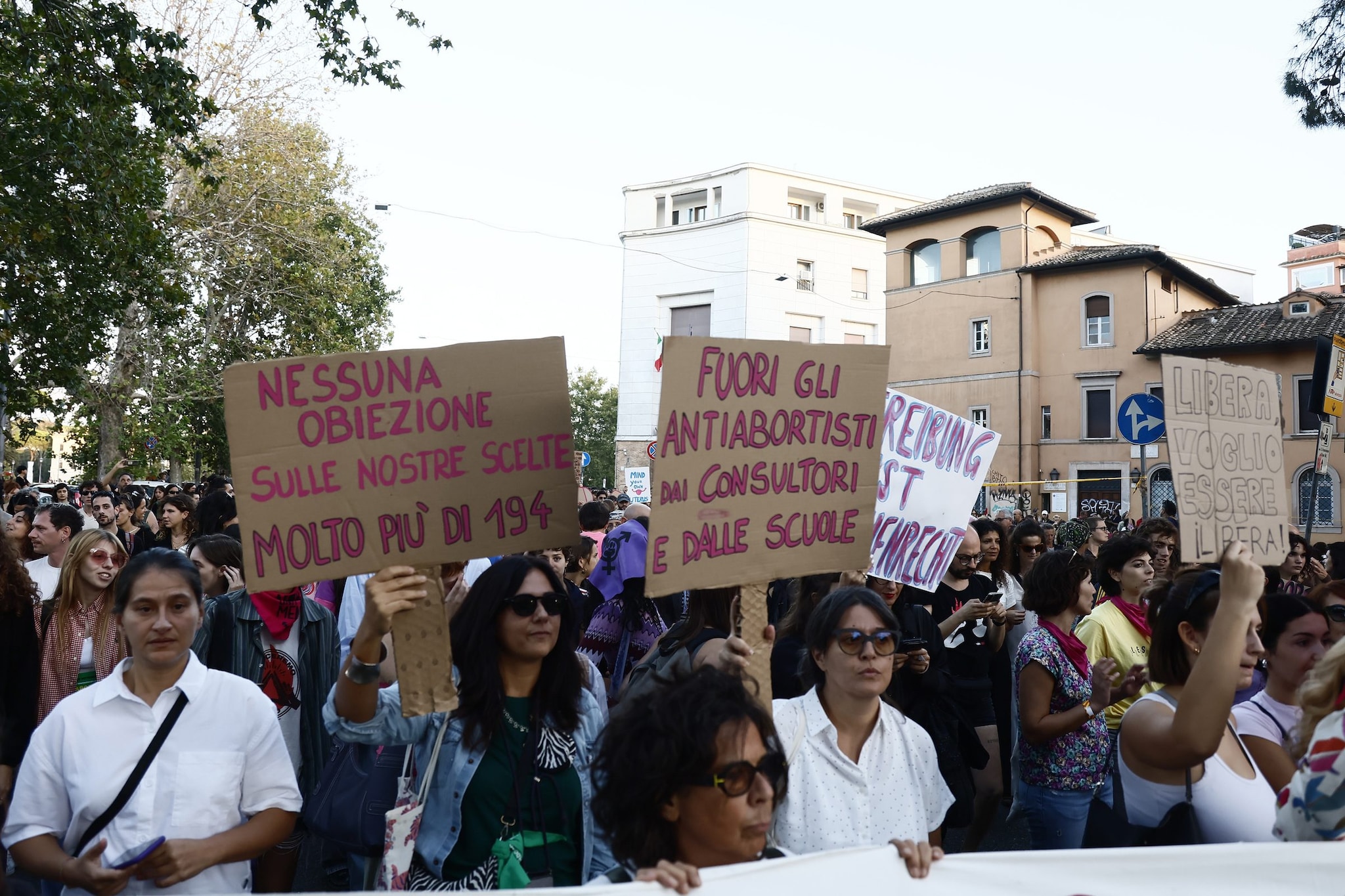Aborto, Governo nasconde i dati sulla 194: si aspettano ancora quelli del 2023