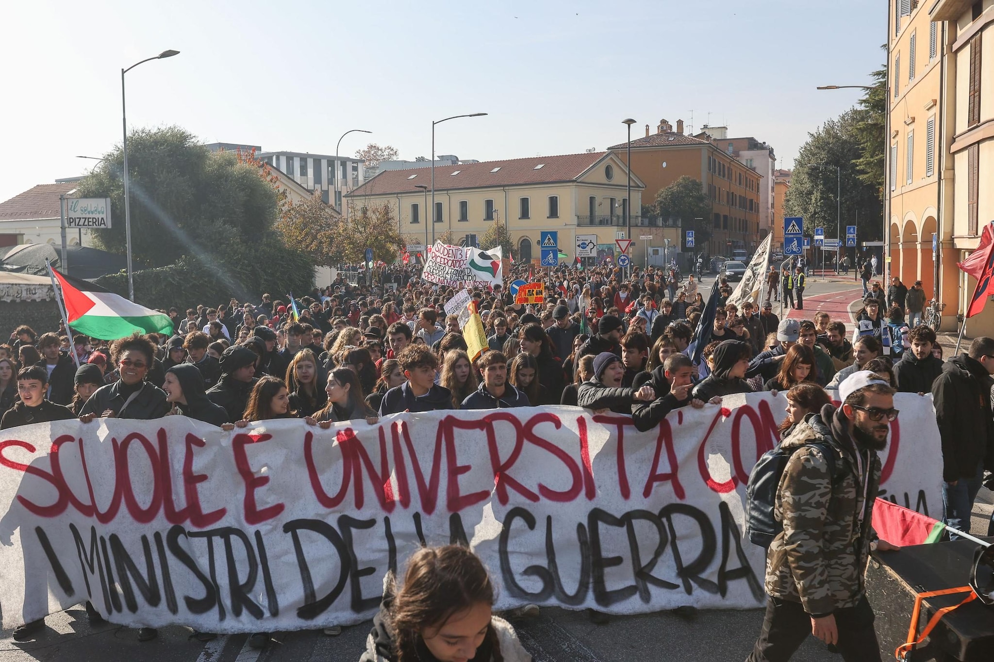 "No Meloni Day", studenti in piazza in tutta Italia "per una scuola più giusta": tensioni a Bologna e Torino