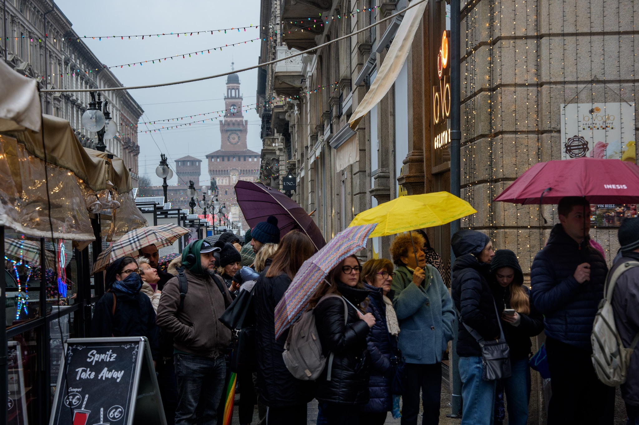 La lunga fila dei fan sotto la pioggia