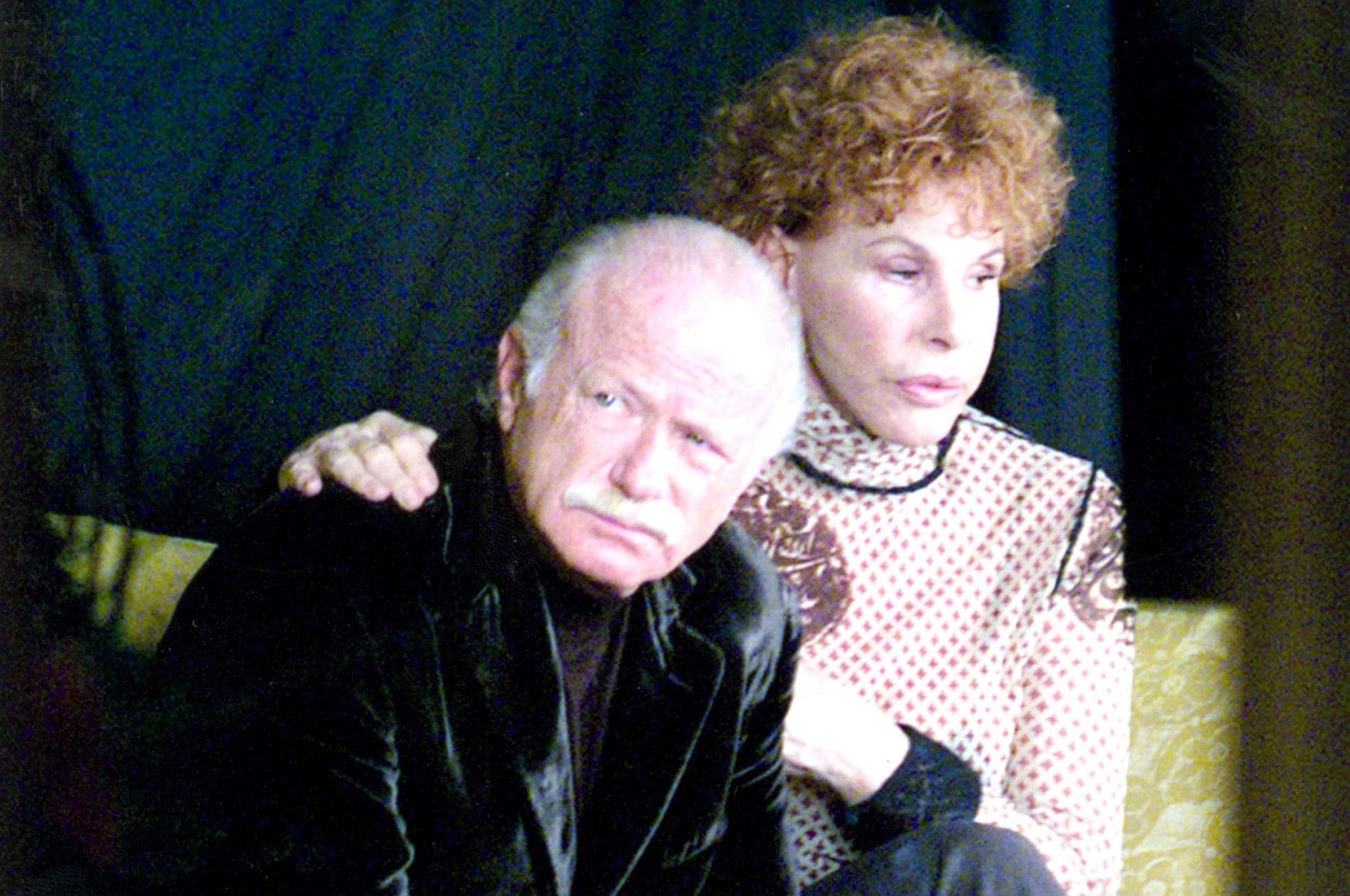 Ornella Vanoni, riaperta camera ardente: Gino Paoli ha inviato un cuscino di rose gialle a forma di cuore