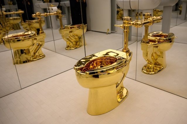 Il water d'oro di Cattelan venduto a 10 milioni di euro: America non sfonda e non diventa la sua opera più costosa