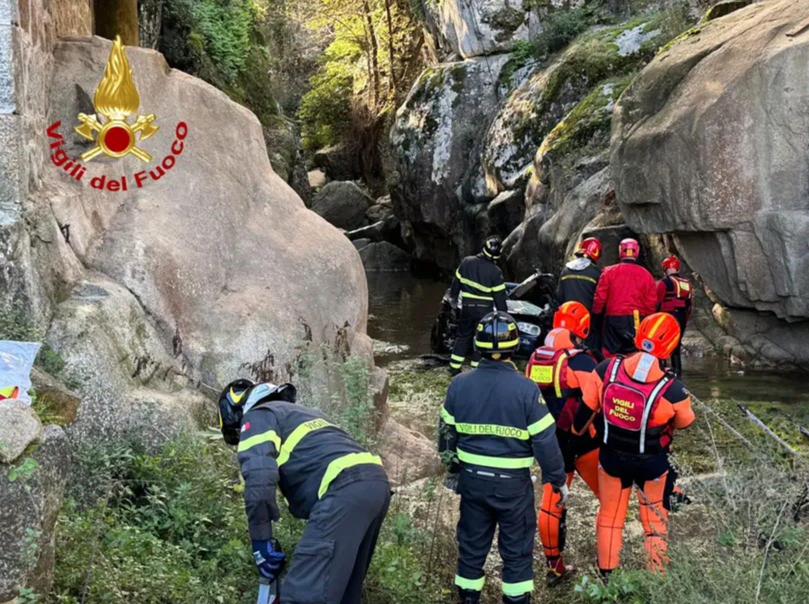 Auto precipita da un ponte, tre operai morti in Sardegna: il volo di 10 metri vicino la cascata