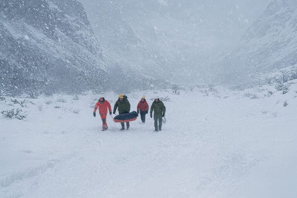 Patagonia, violenta tempesta nella iconica Torres del Paine: cinque turisti muoiono nella neve